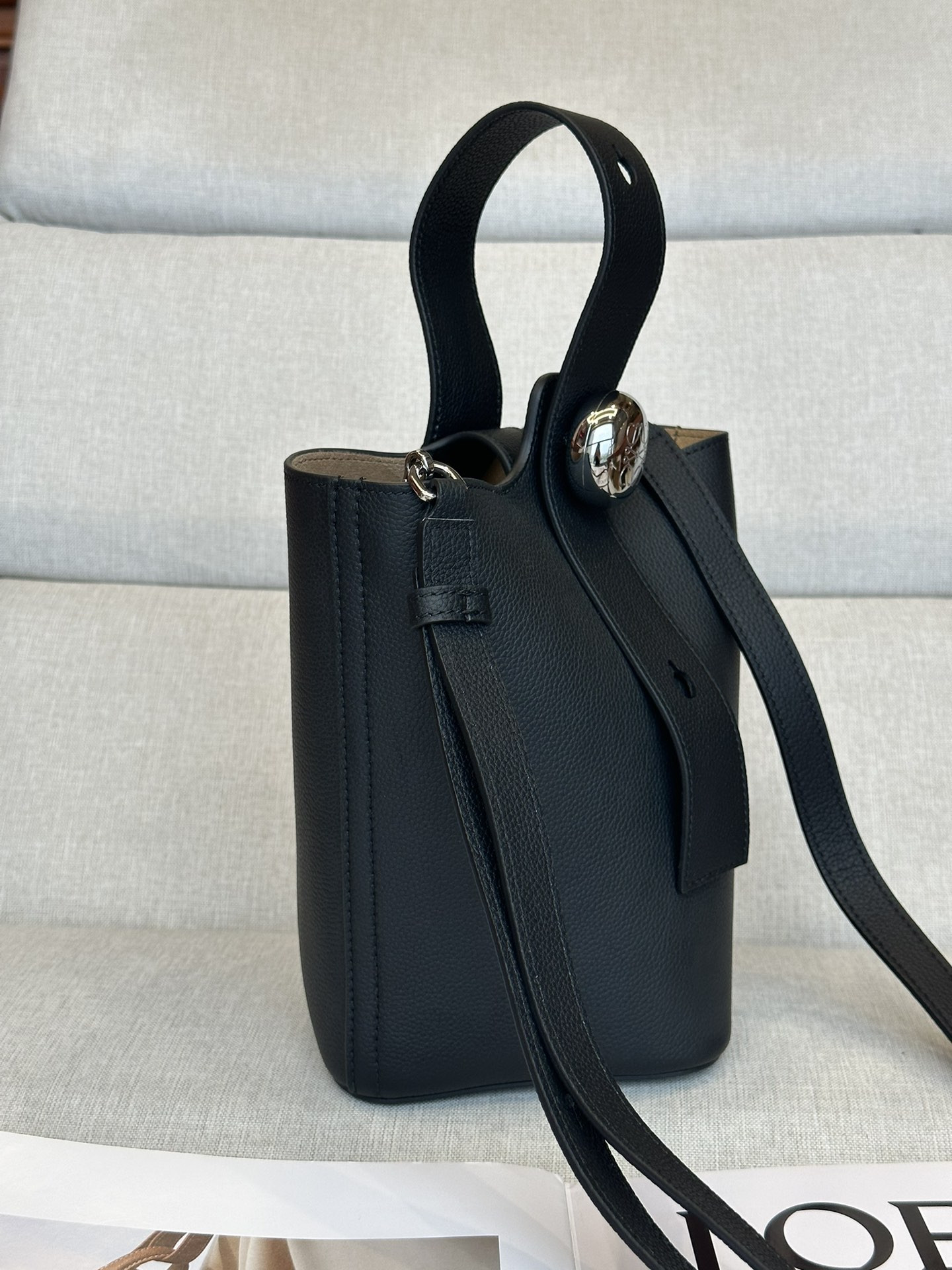 LOEWE Mini Pebble bucket in mellow calfskin 19.5x16x16cm