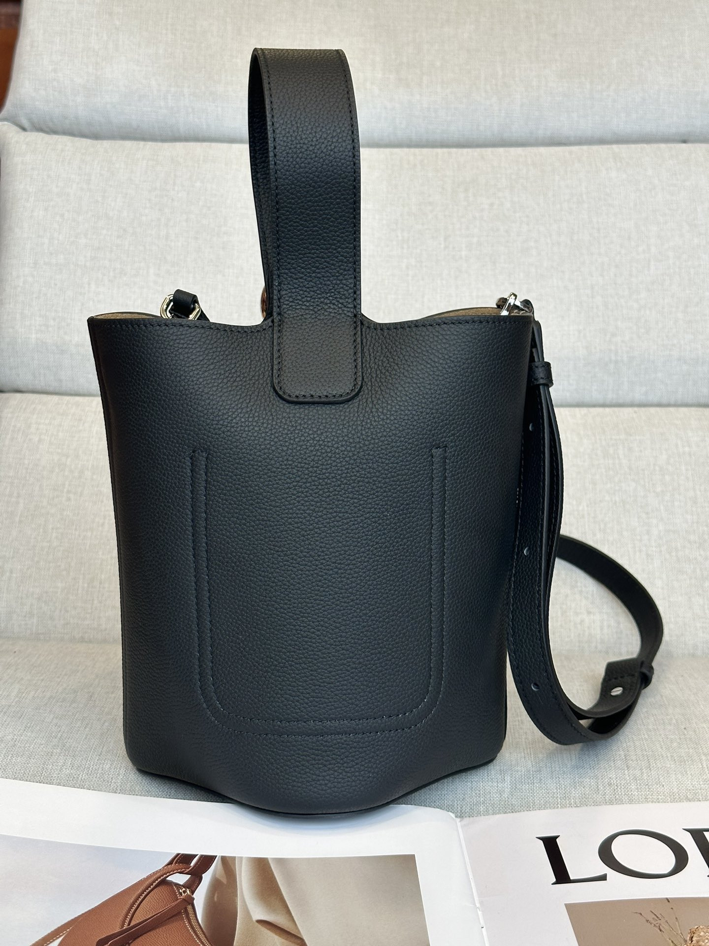 LOEWE Mini Pebble bucket in mellow calfskin 19.5x16x16cm