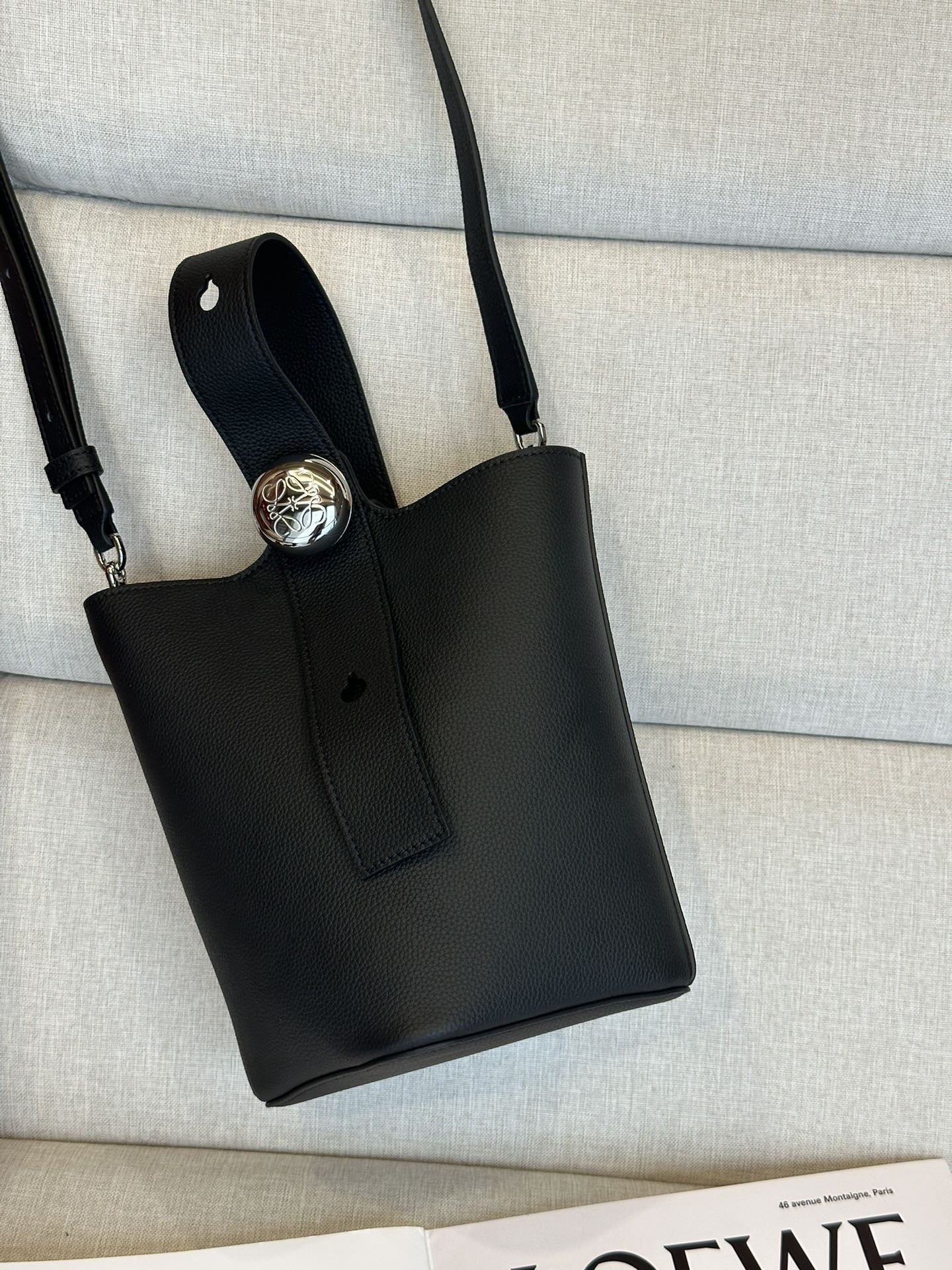 LOEWE Mini Pebble bucket in mellow calfskin 19.5x16x16cm