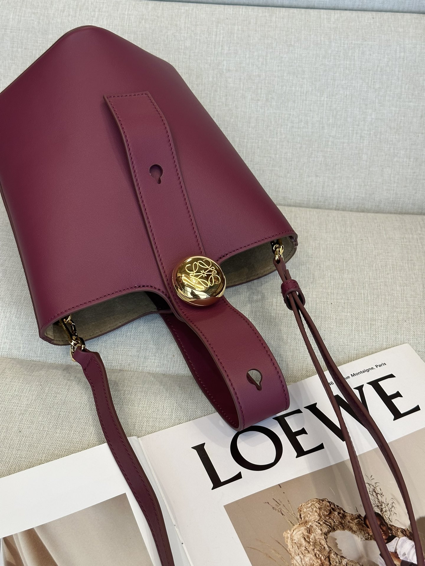 LOEWE Mini Pebble bucket in mellow calfskin 19.5x16x16cm
