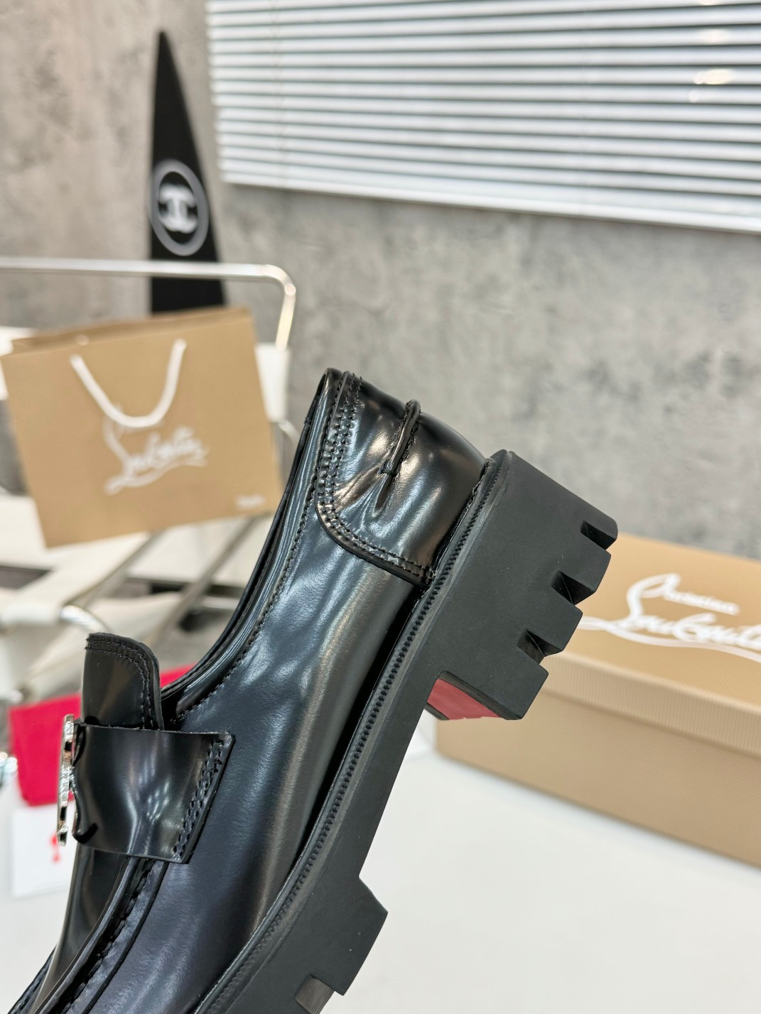 UA Christian Louboutin(CL) logo design,the latest runway version of the red-soled shoes