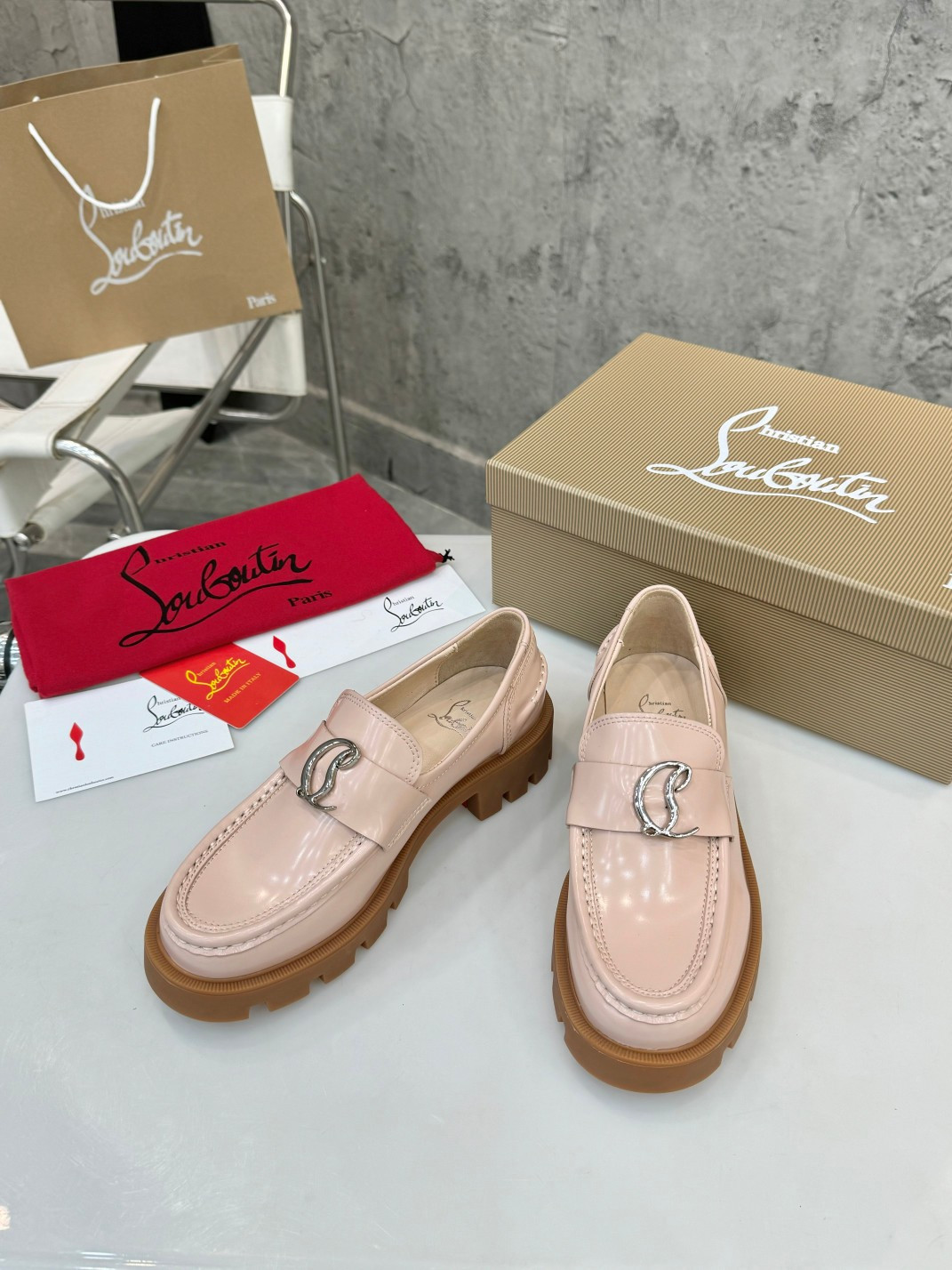 UA Christian Louboutin(CL) logo design,the latest runway version of the red-soled shoes