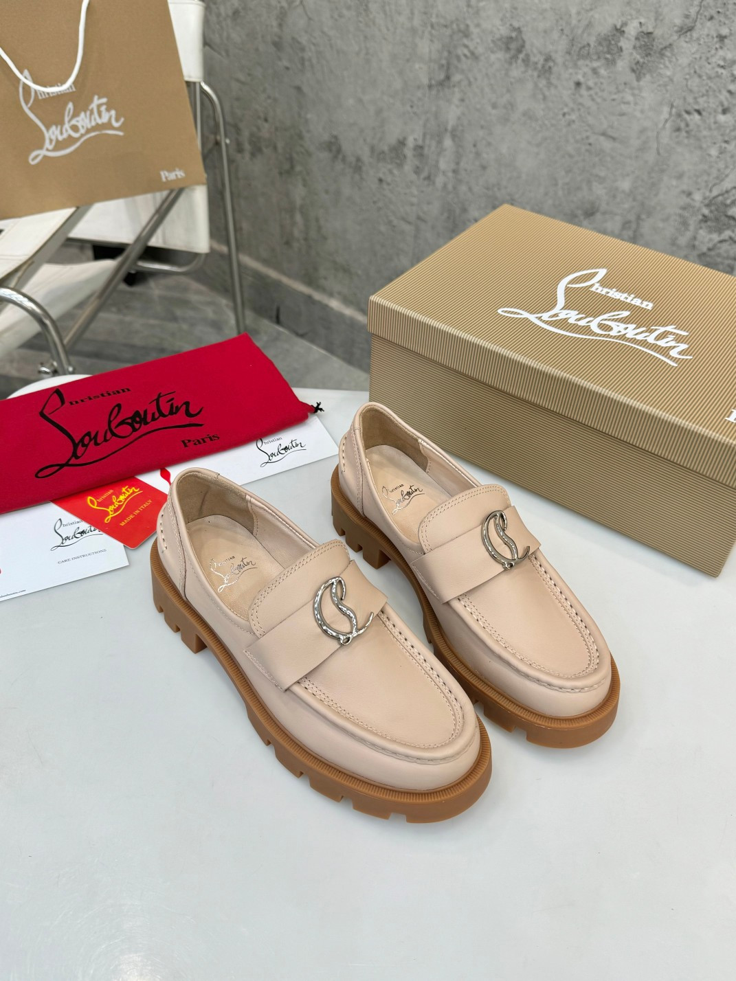 UA Christian Louboutin(CL) logo design,the latest runway version of the red-soled shoes