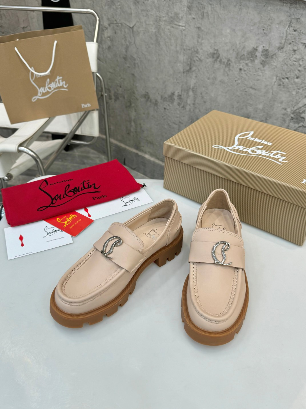 UA Christian Louboutin(CL) logo design,the latest runway version of the red-soled shoes