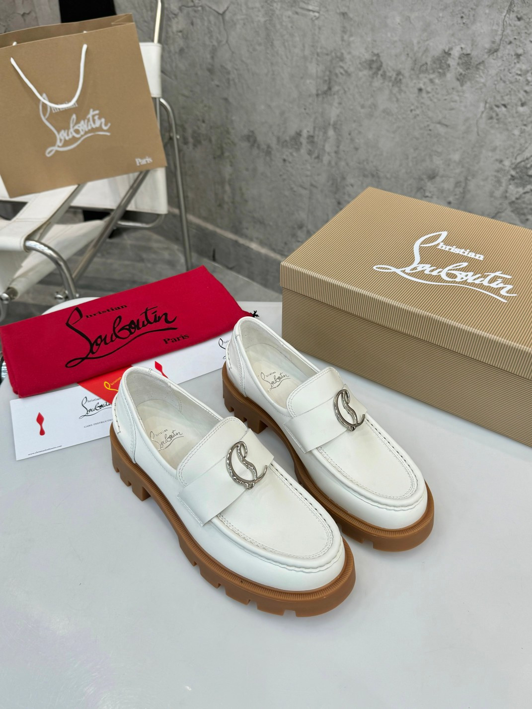 UA Christian Louboutin(CL) logo design,the latest runway version of the red-soled shoes