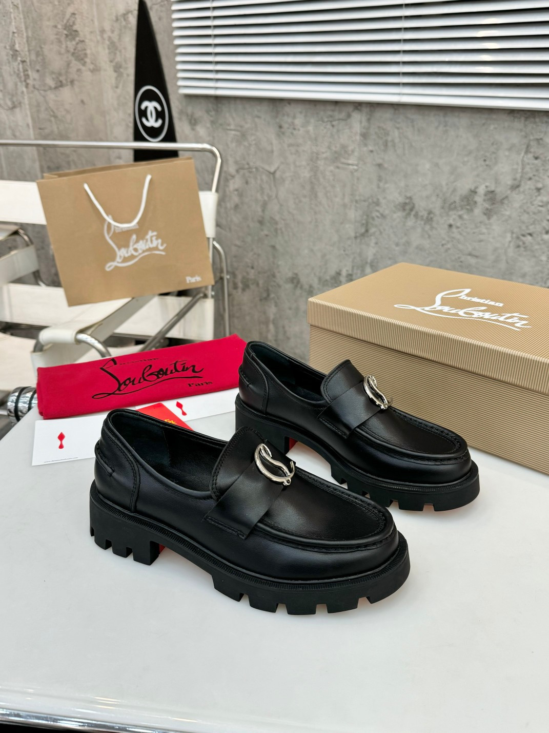 UA Christian Louboutin(CL) logo design,the latest runway version of the red-soled shoes