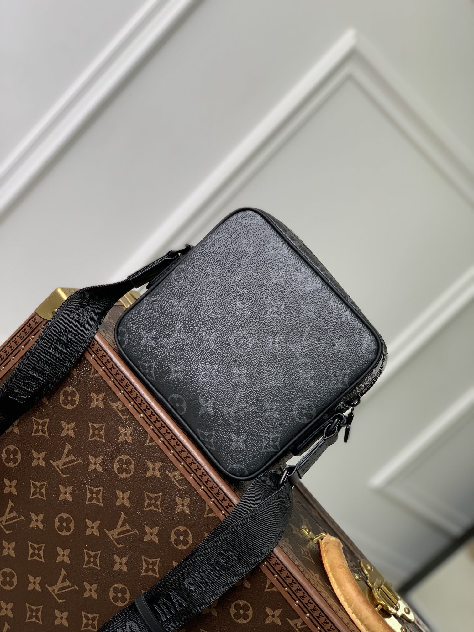 LV Getaway Messenger M12518 17 x 7.8 x 18 cm