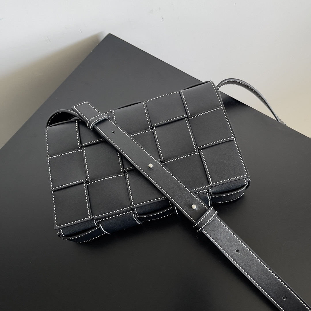 Bottega Veneta Cassette 15x23x5cm