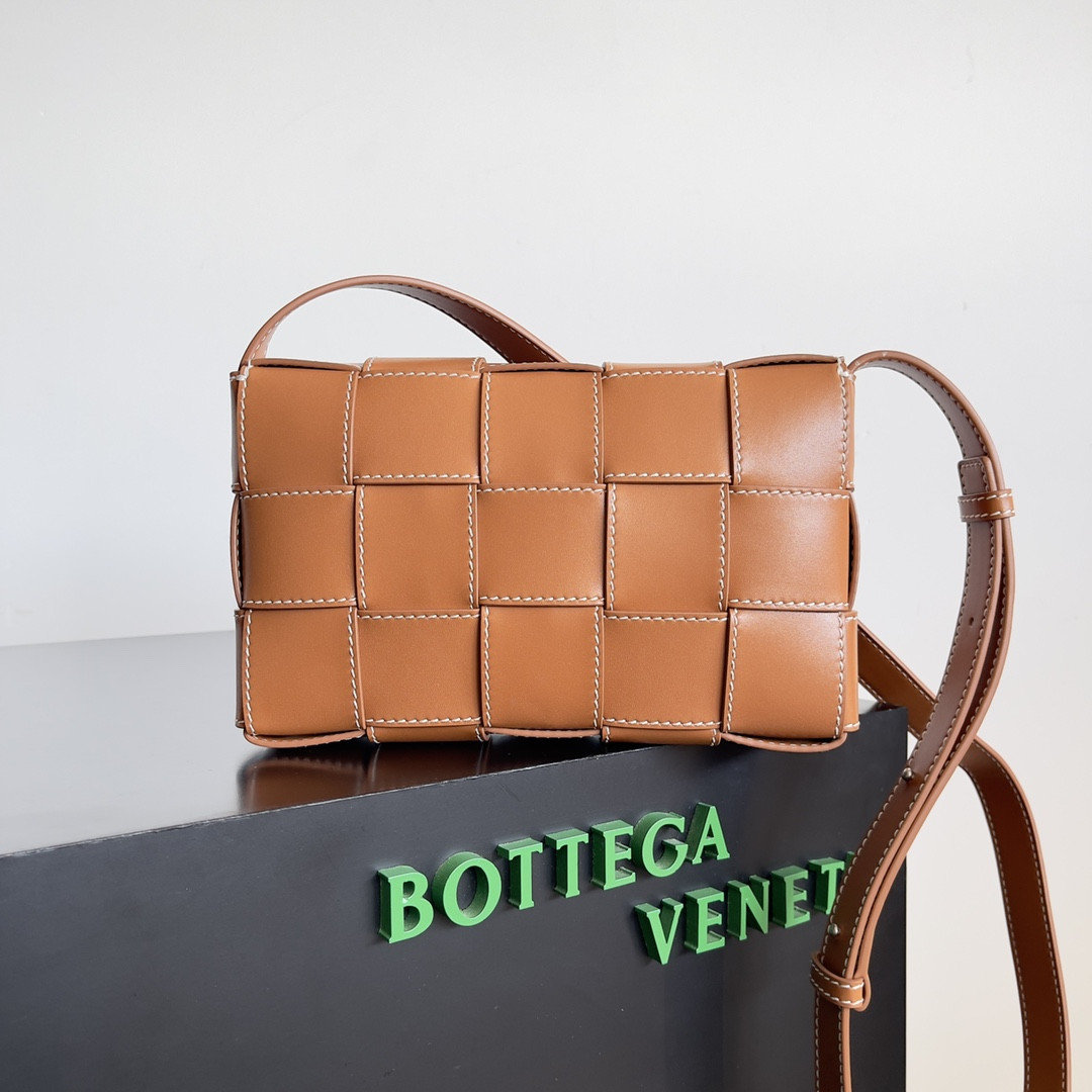 Bottega Veneta Cassette 15x23x5cm