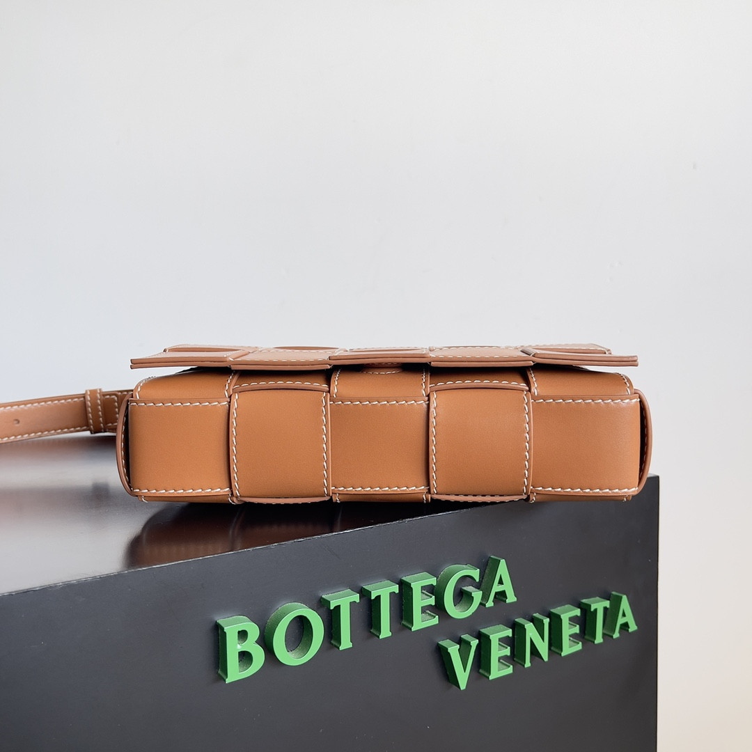 Bottega Veneta Cassette 15x23x5cm