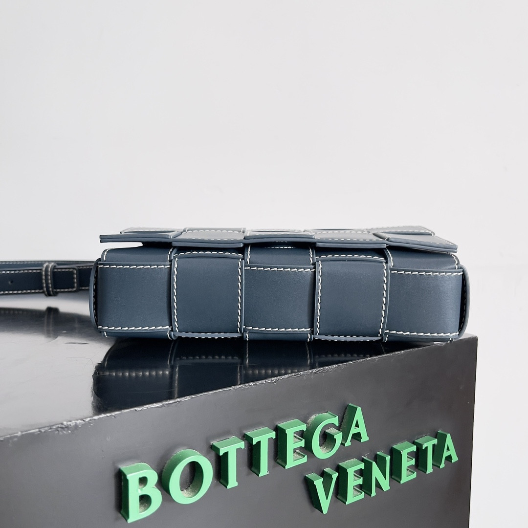 Bottega Veneta Cassette 15x23x5cm