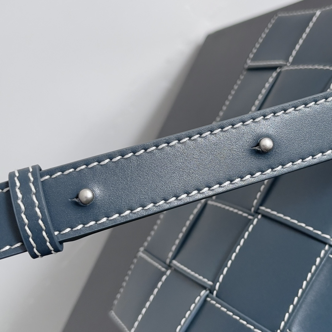 Bottega Veneta Cassette 15x23x5cm