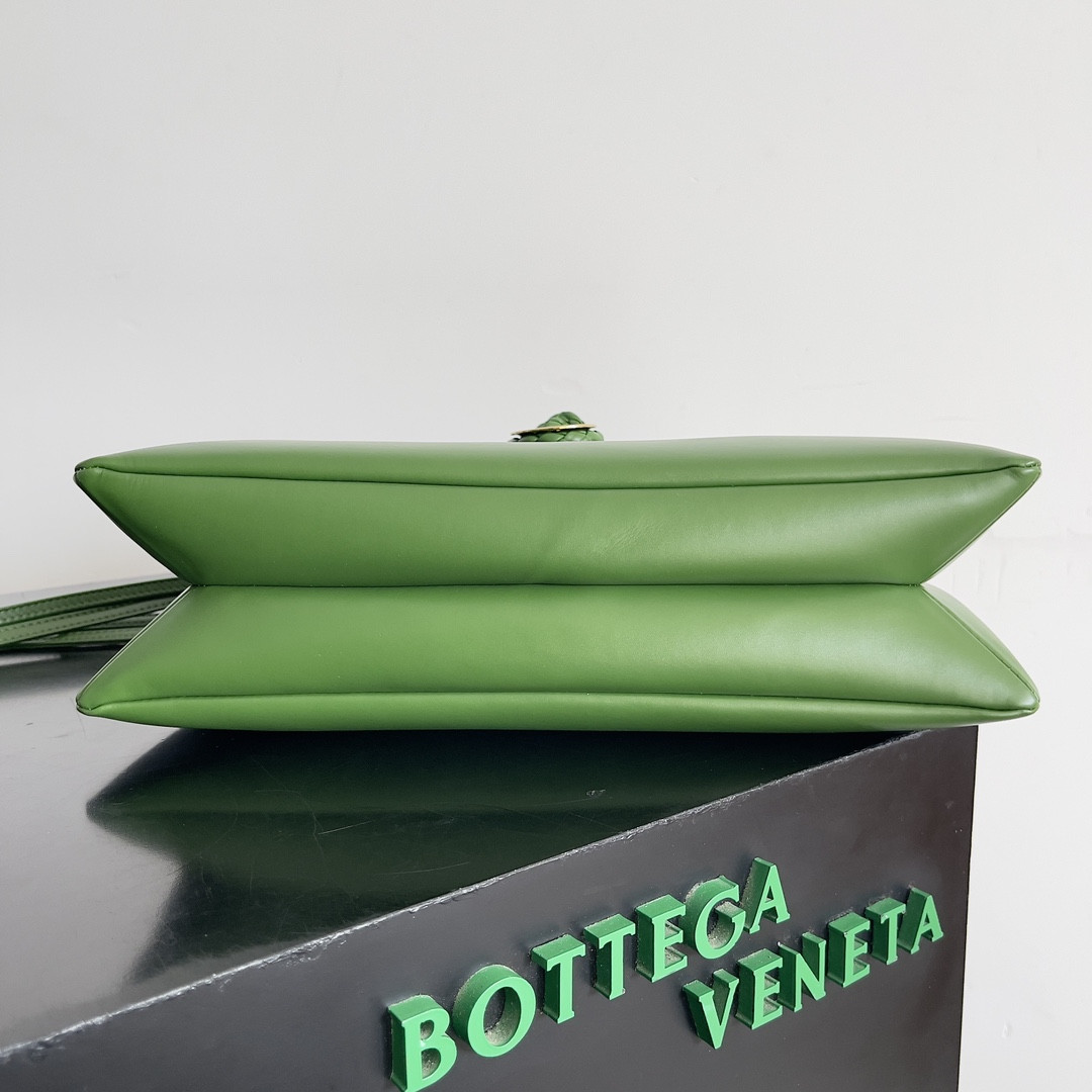 Bottega Veneta Liberta 23 x 35 x 6cm