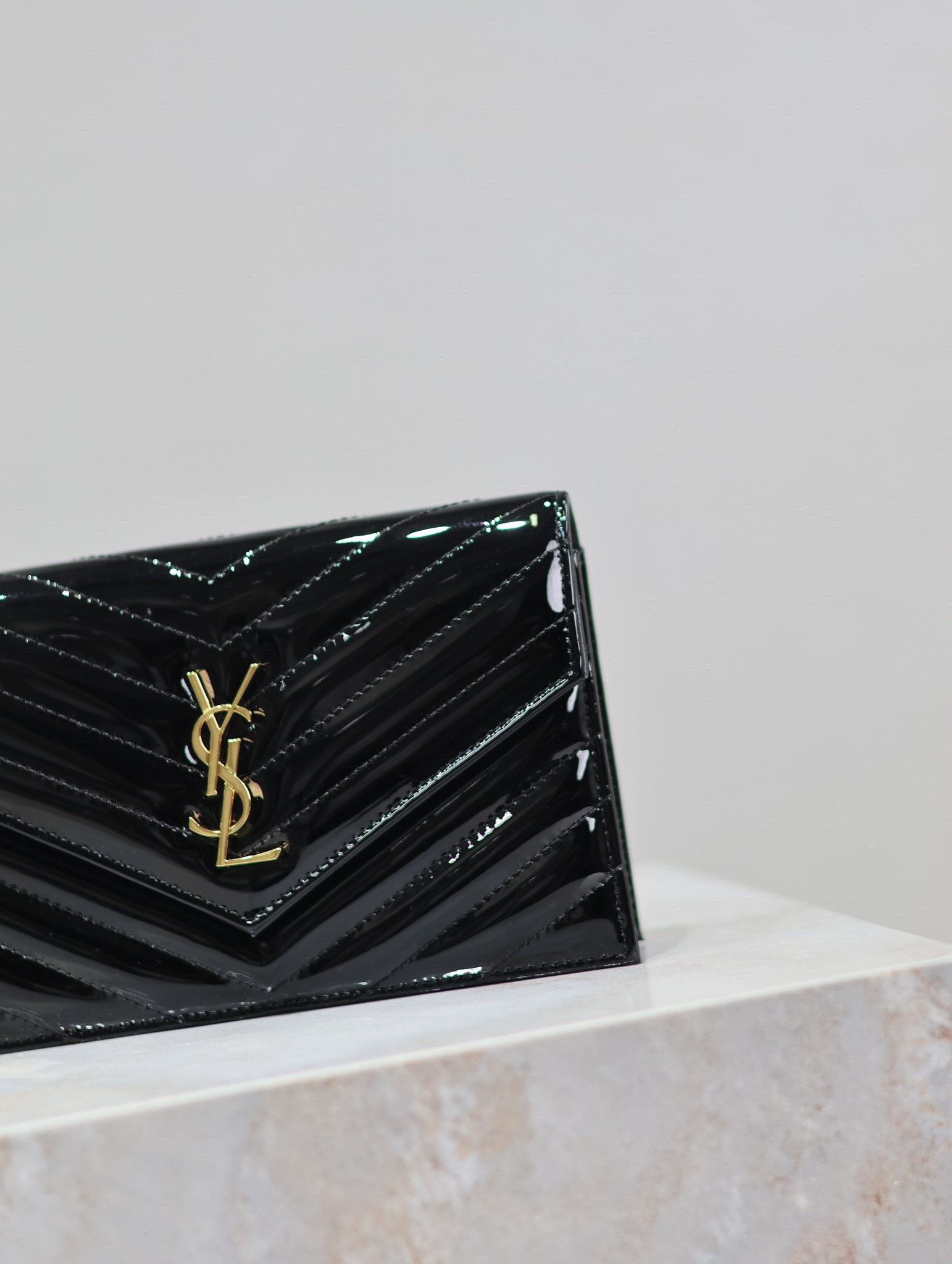 YSL Cassandra WOC envelope chain wallet in patent leather 19 x 12.5 x 3.5cm