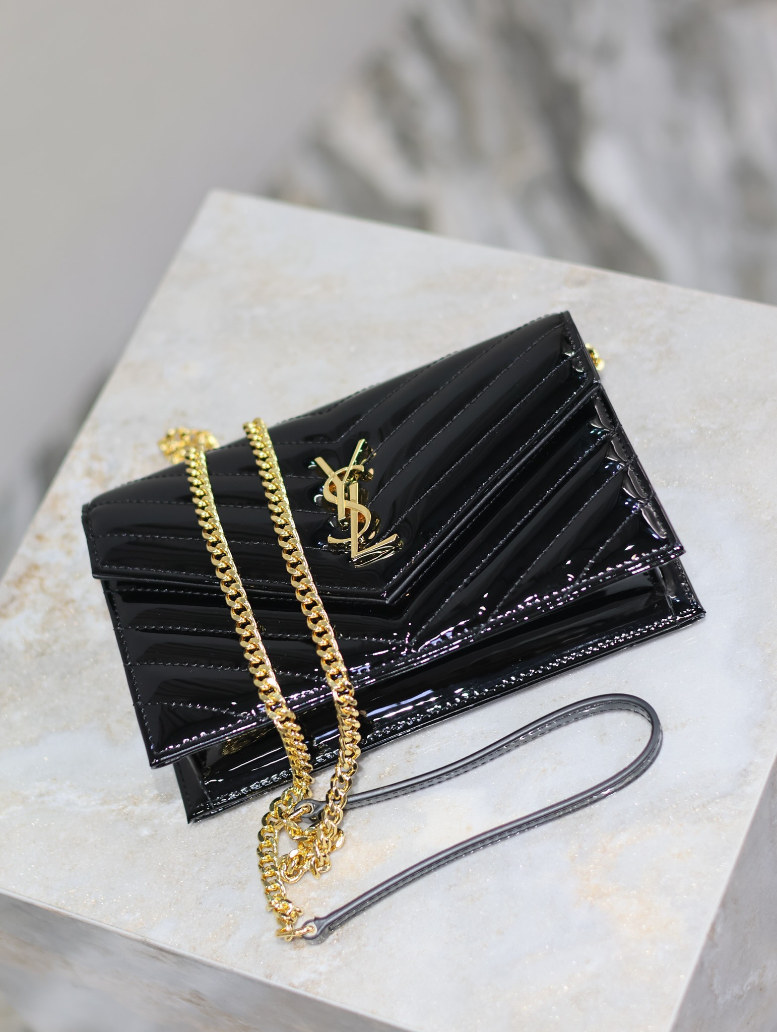YSL Cassandra WOC envelope chain wallet in patent leather 19 x 12.5 x 3.5cm