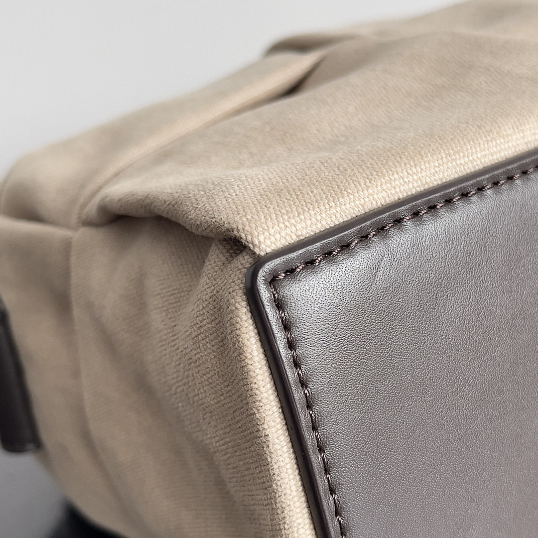 Bottega Veneta Medium Arco Camera Bag 19x27x9cm