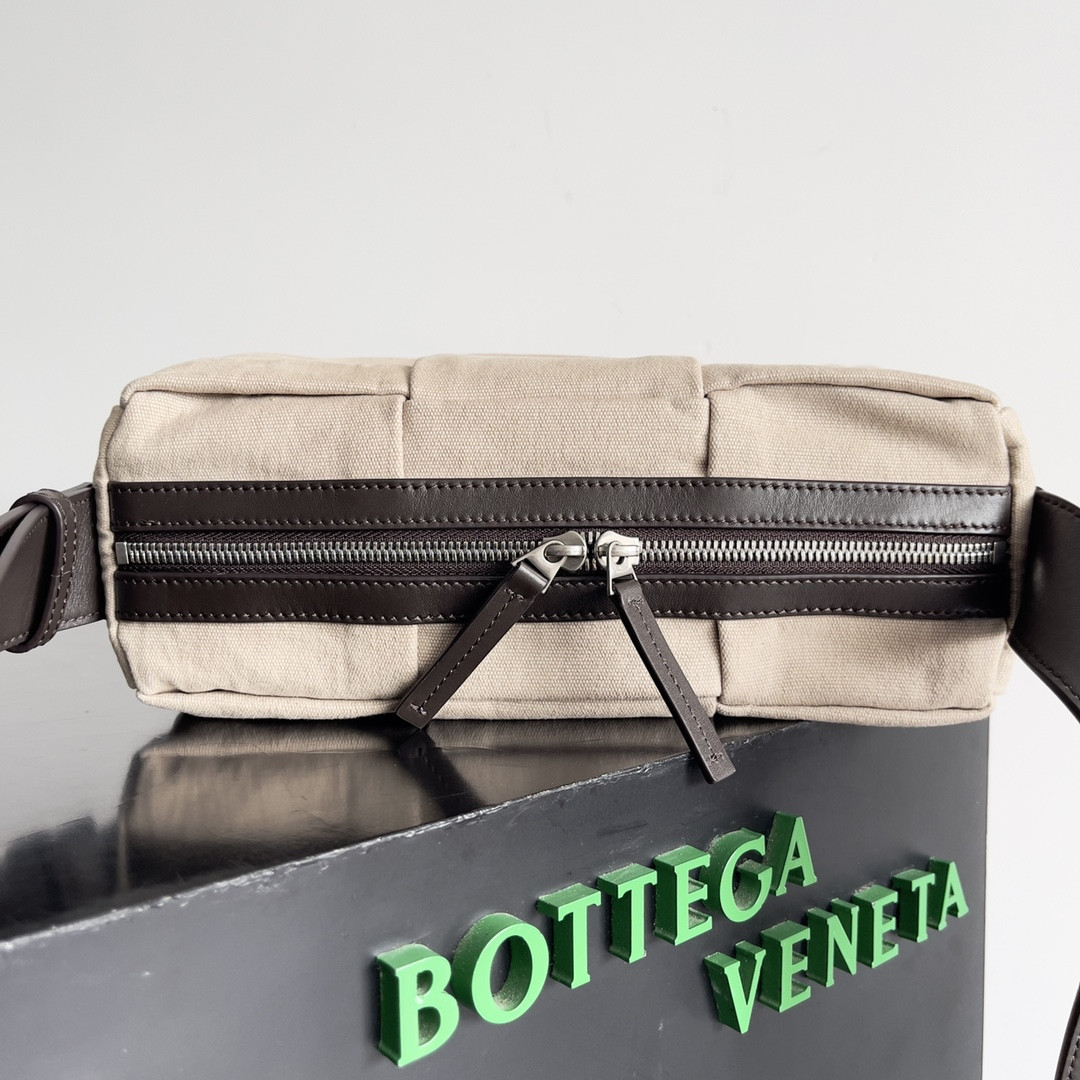 Bottega Veneta Medium Arco Camera Bag 19x27x9cm