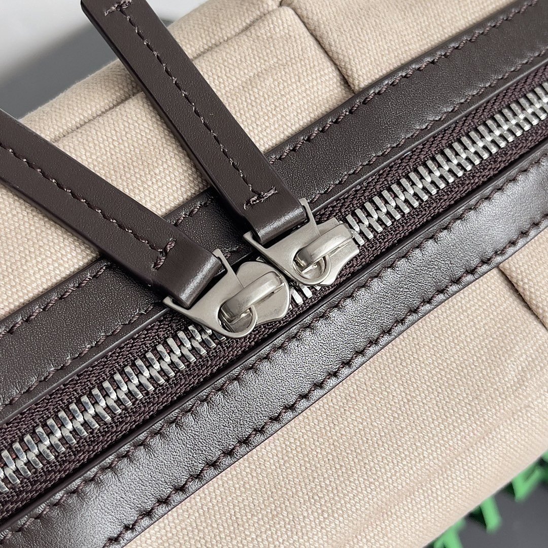 Bottega Veneta Medium Arco Camera Bag 19x27x9cm