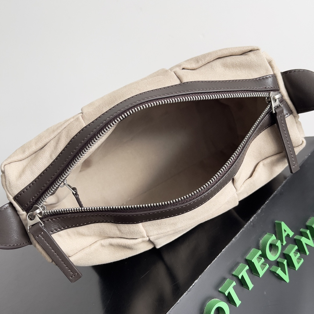 Bottega Veneta Medium Arco Camera Bag 19x27x9cm