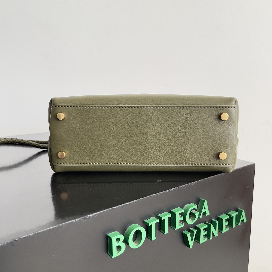 Bottega Veneta Small Andiamo 25x22x10.5cm