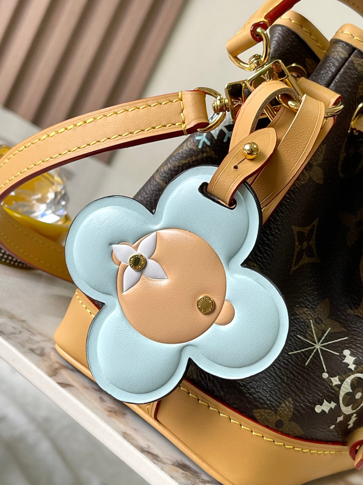 LV Nano Noé M12221 13x16x10cm