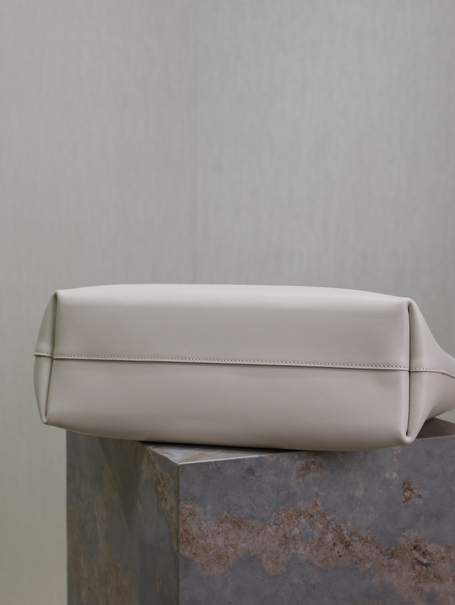 YSL SHOPPING SAINT LAURENT IN LEATHER 32.5×35×10.5cm