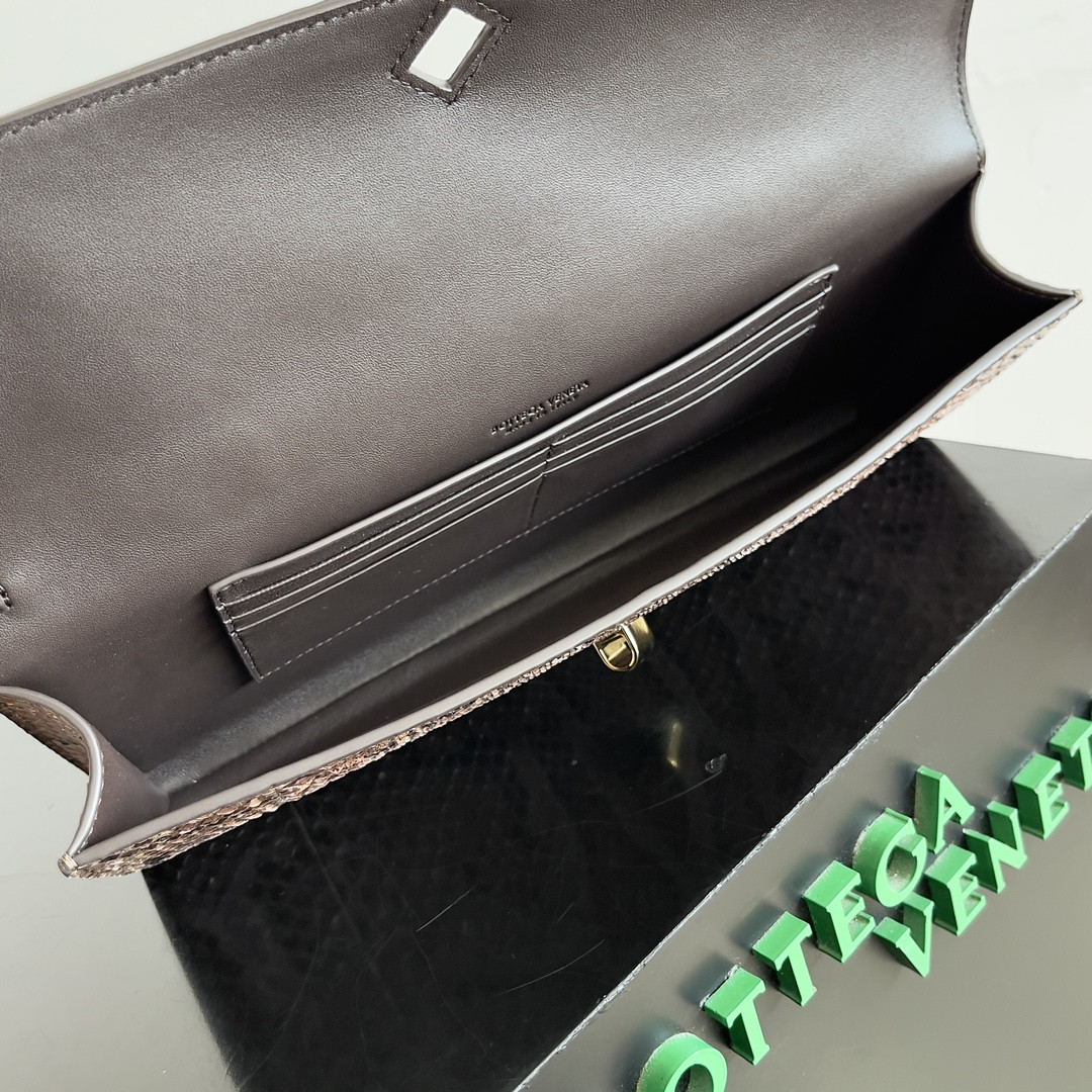 Bottega Veneta Andiamo Clutch 31x13x3cm