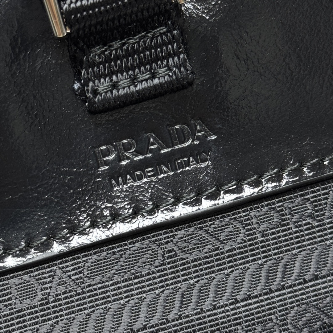 Prada Leather smartphone case 12.5x18x2.5cm