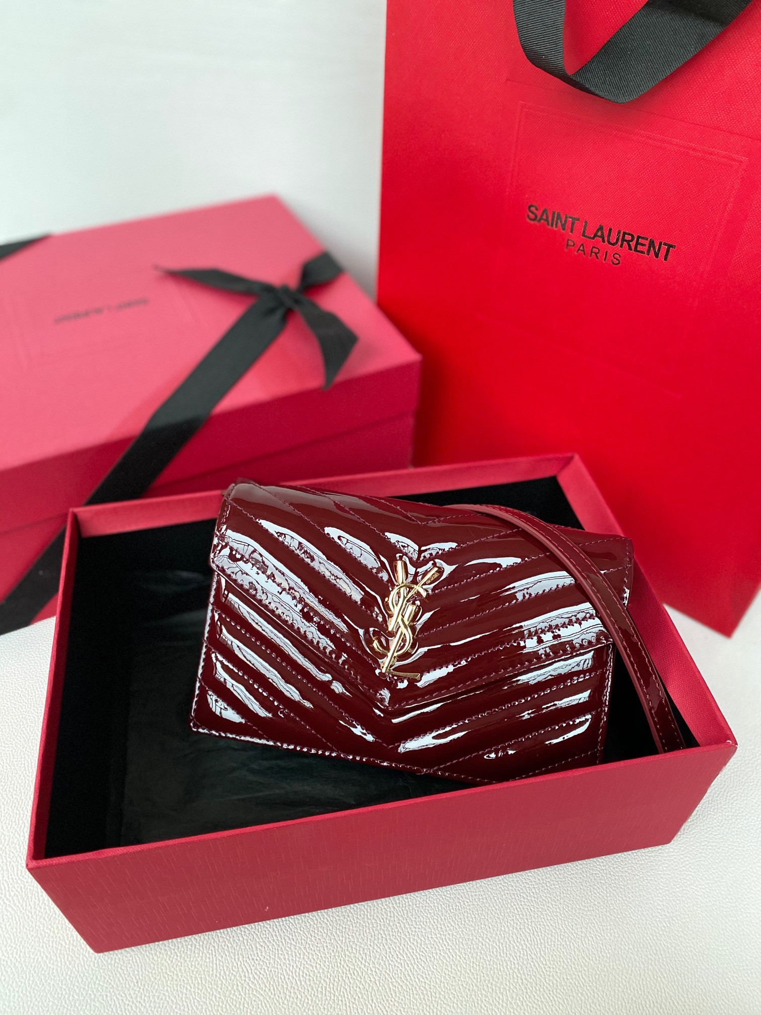 YSL WOC CASSANDRE envelope chain wallet in patent leather 19x12.5x3.5cm