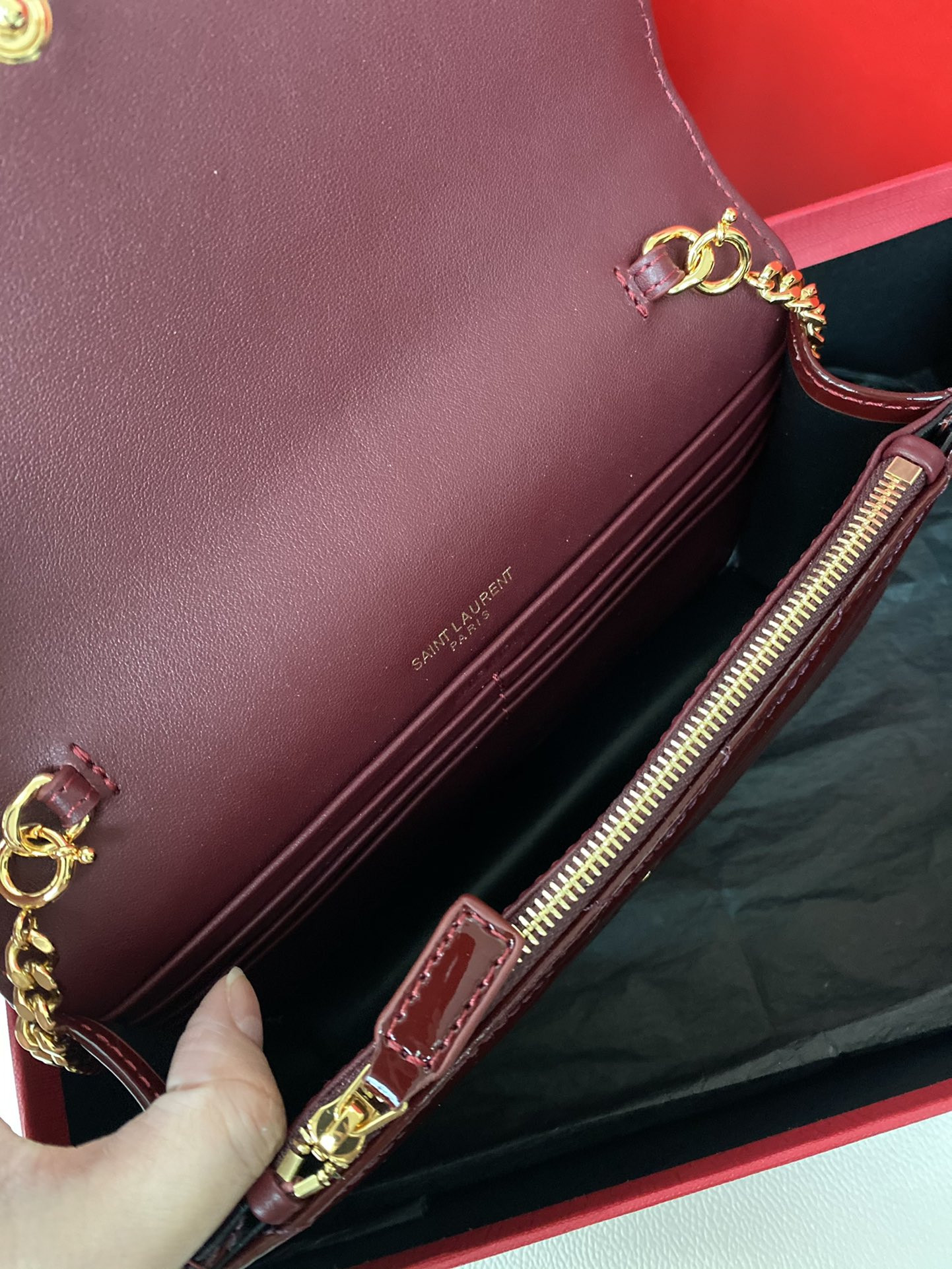 YSL WOC CASSANDRE envelope chain wallet in patent leather 19x12.5x3.5cm