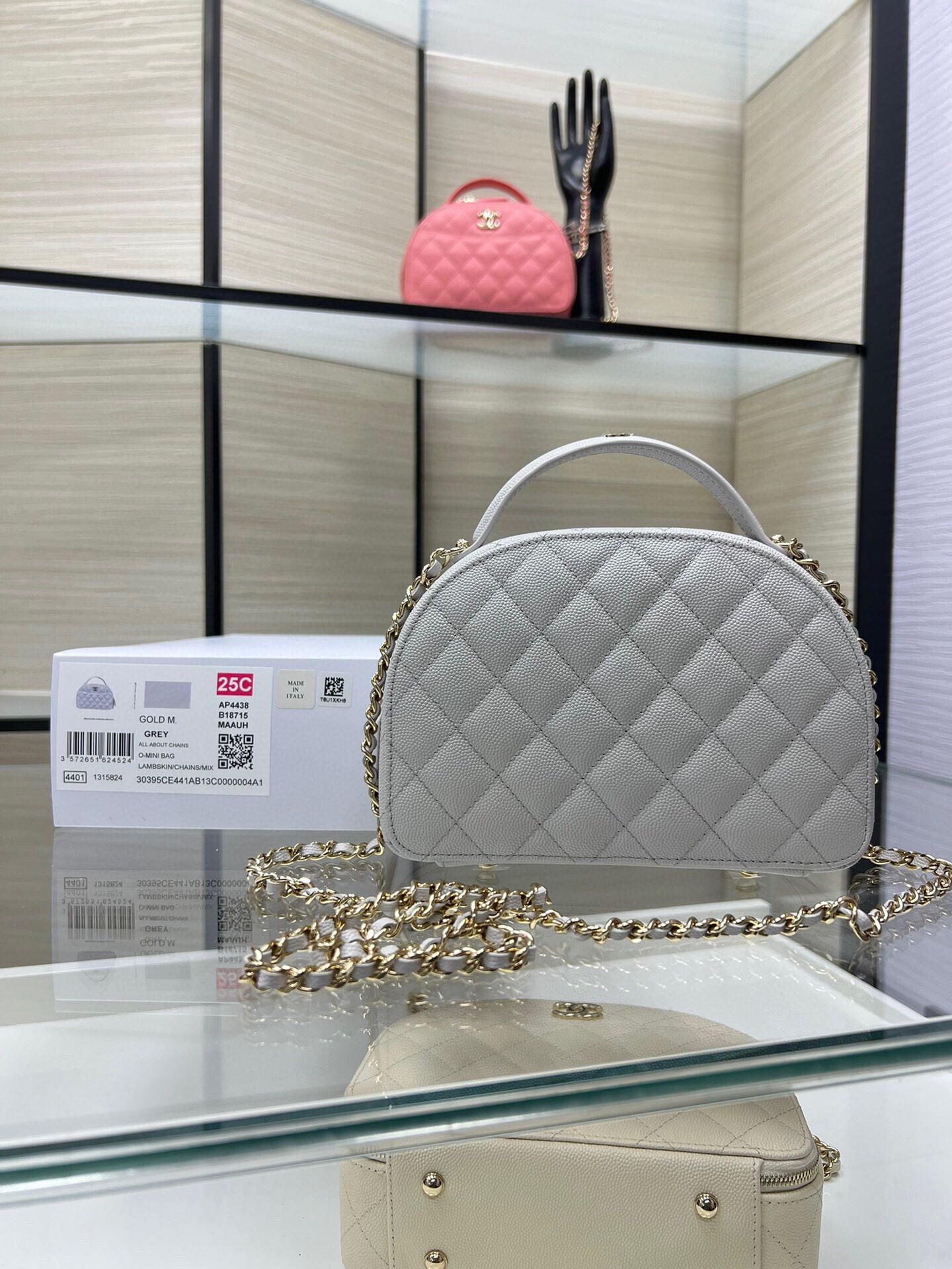 Chanel 25C Chain shell bag 18X16X6cm