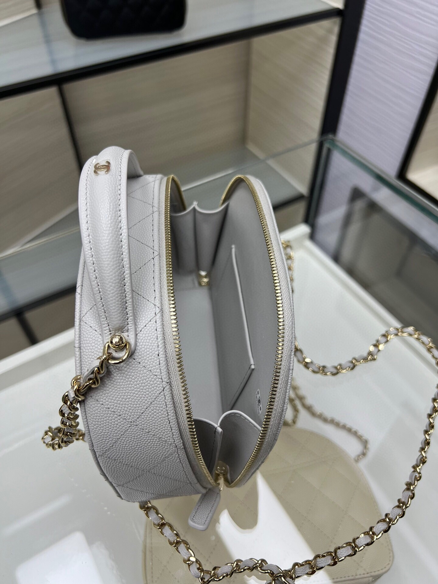 Chanel 25C Chain shell bag 18X16X6cm