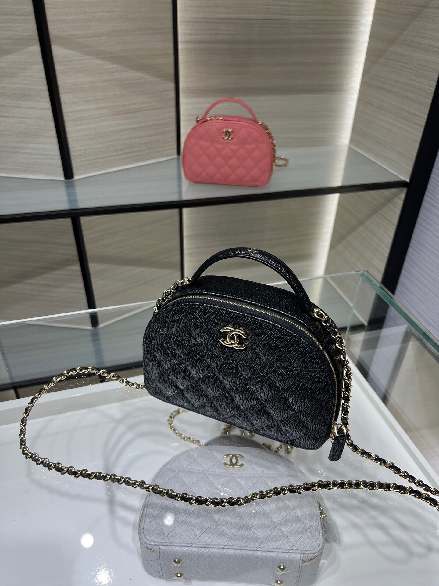 Chanel 25C Chain shell bag 18X16X6cm