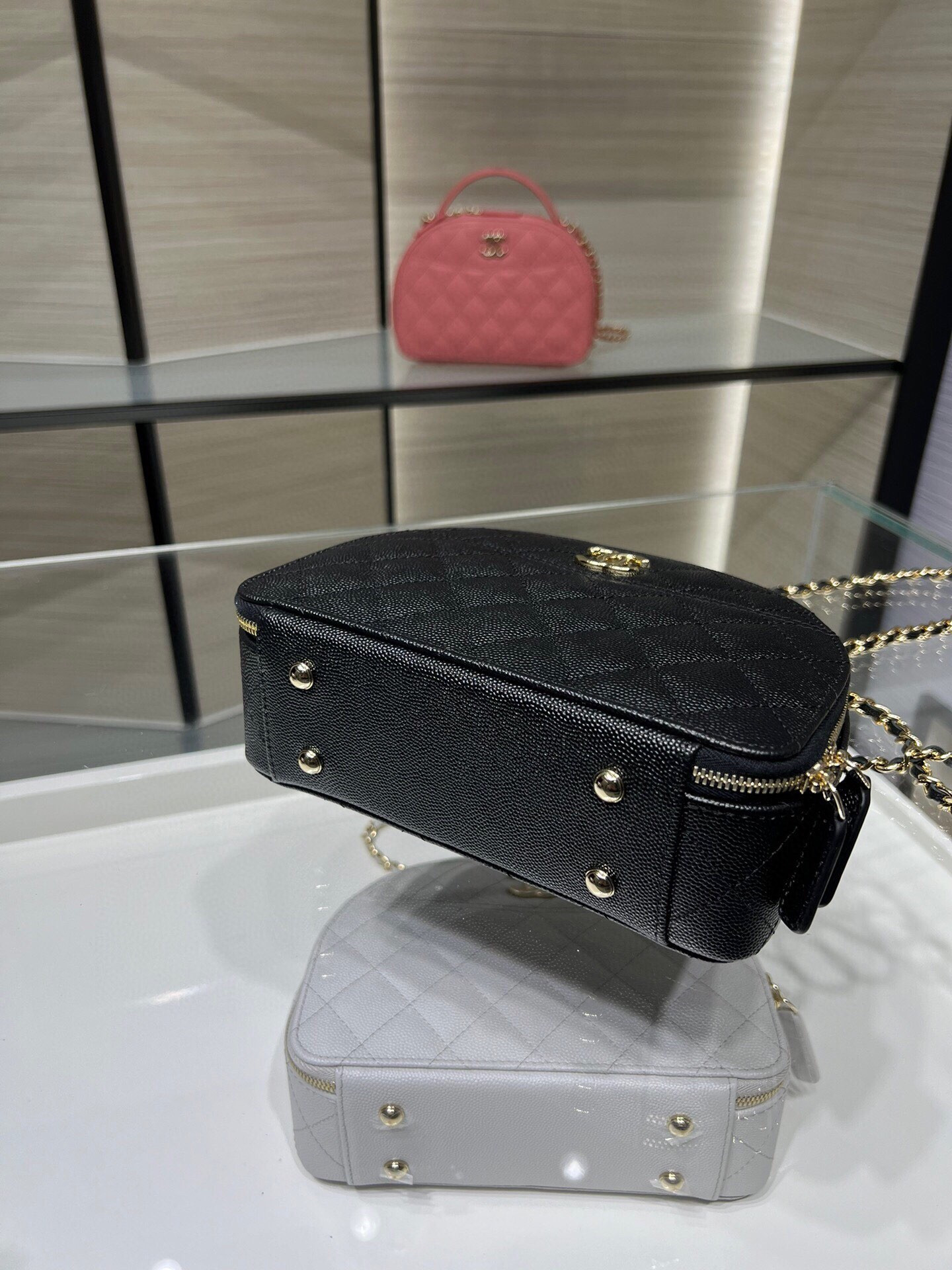 Chanel 25C Chain shell bag 18X16X6cm