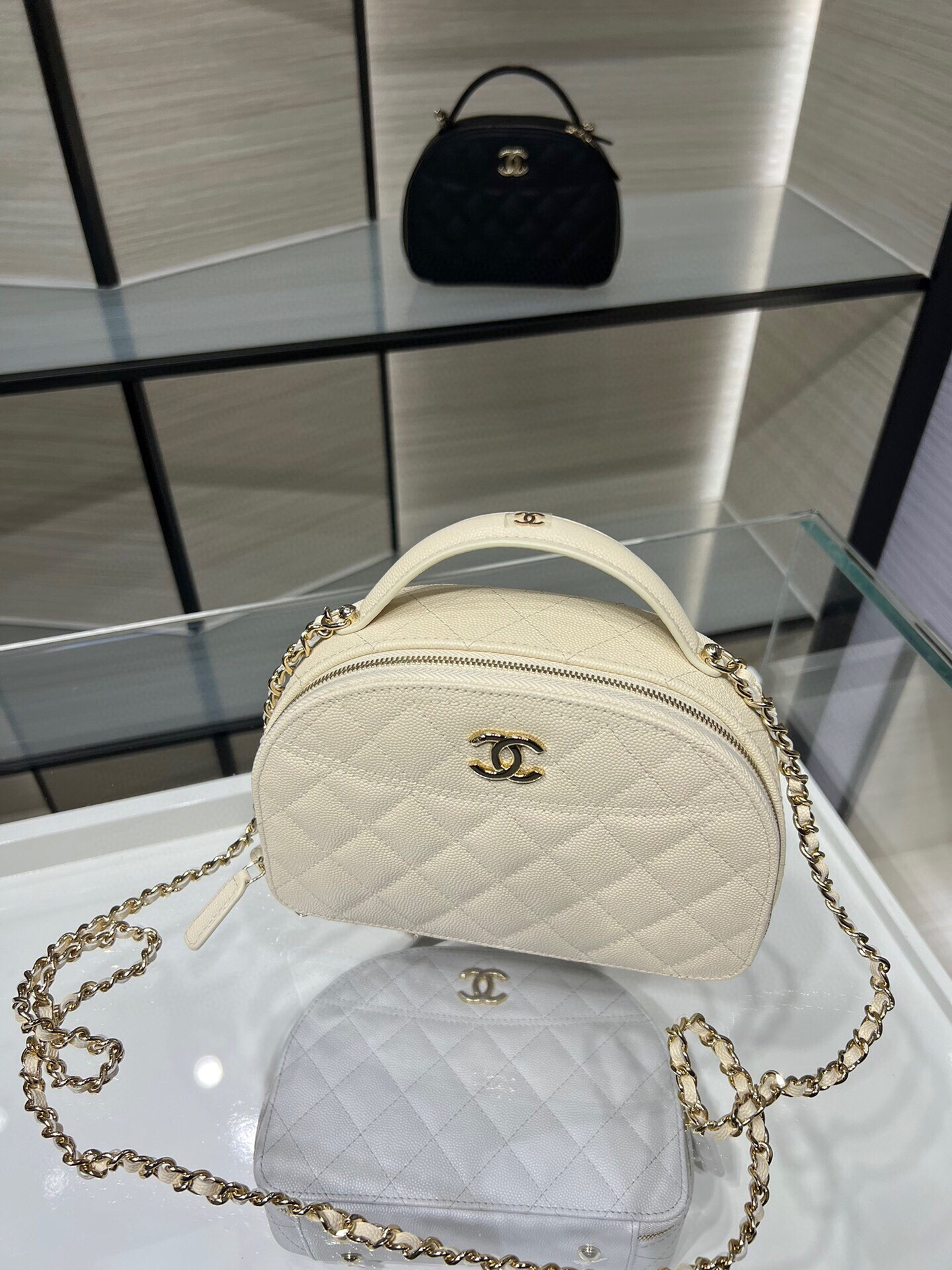 Chanel 25C Chain shell bag 18X16X6cm