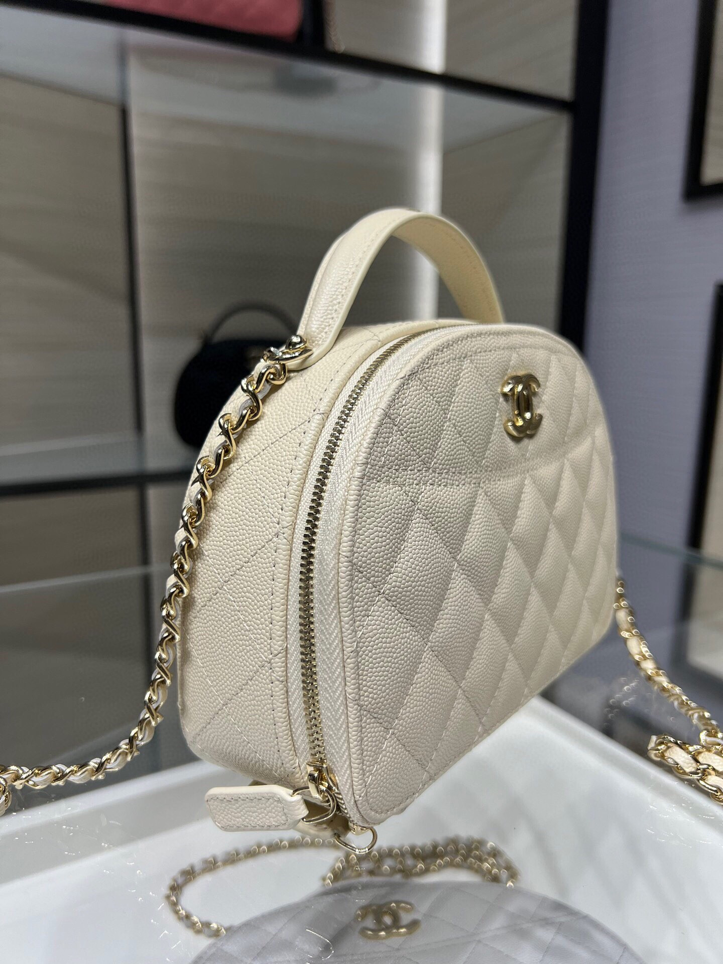 Chanel 25C Chain shell bag 18X16X6cm