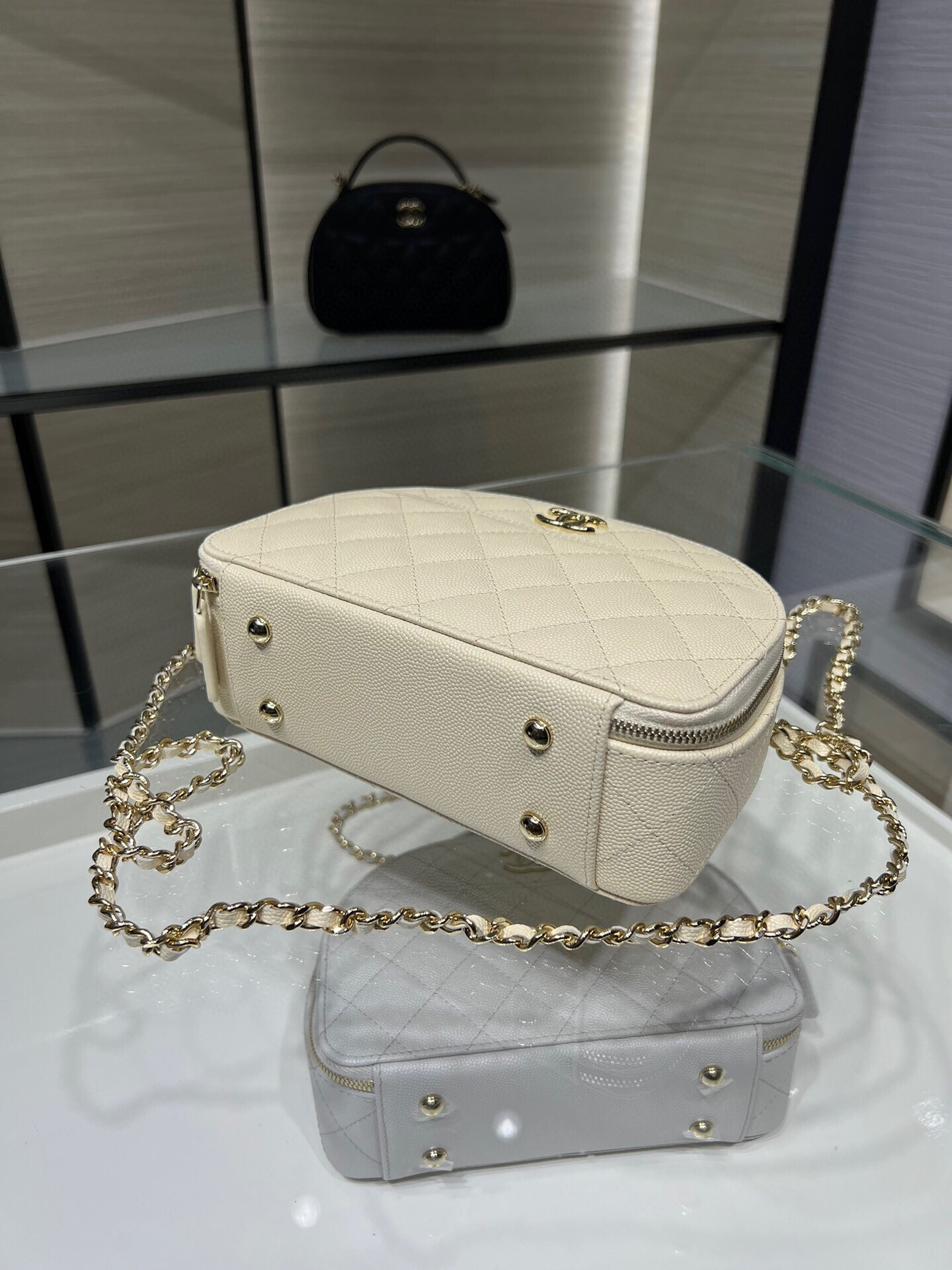 Chanel 25C Chain shell bag 18X16X6cm