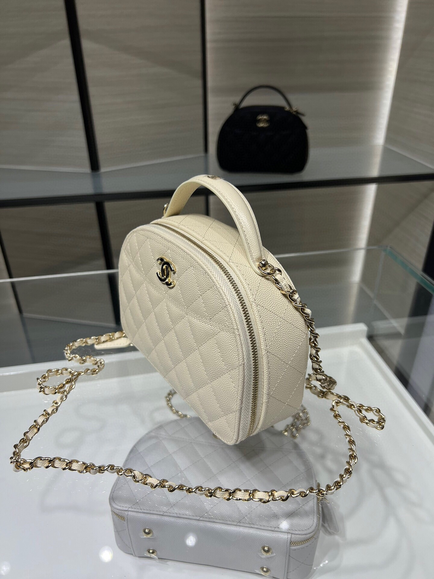 Chanel 25C Chain shell bag 18X16X6cm