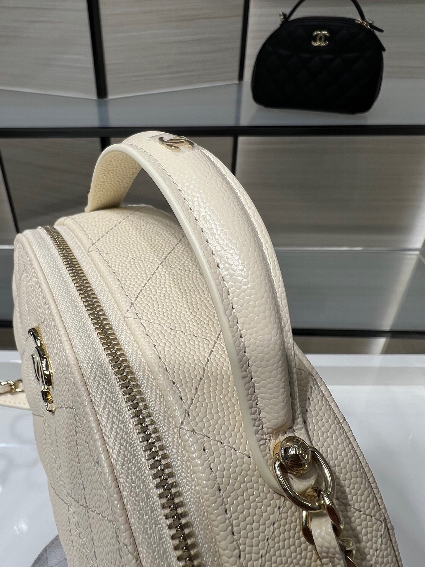 Chanel 25C Chain shell bag 18X16X6cm