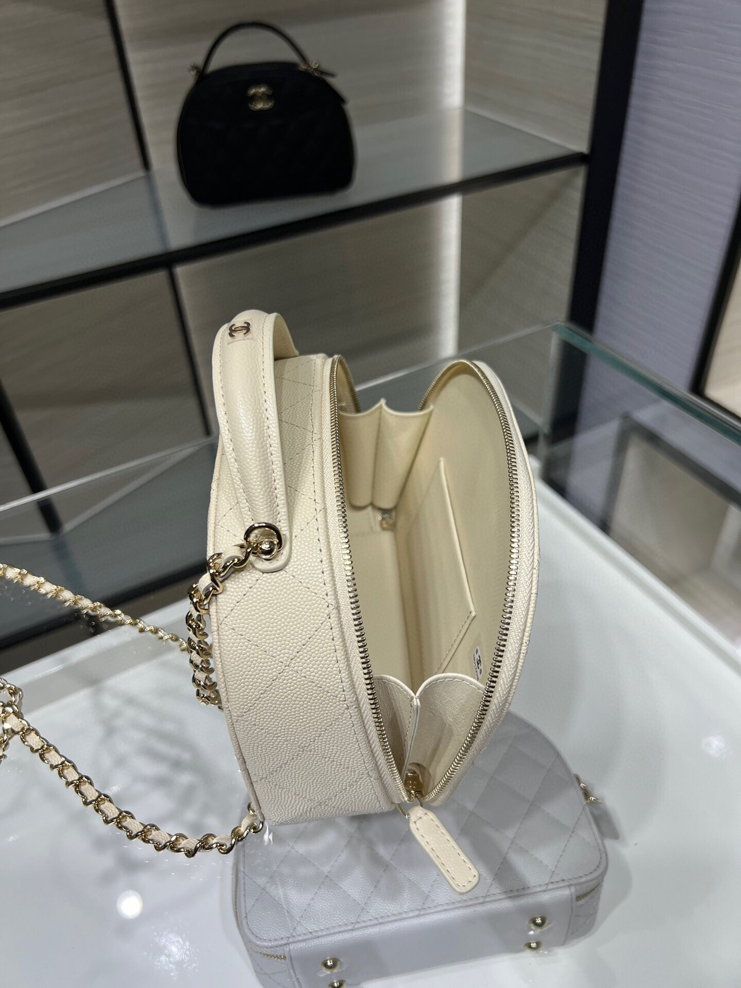 Chanel 25C Chain shell bag 18X16X6cm