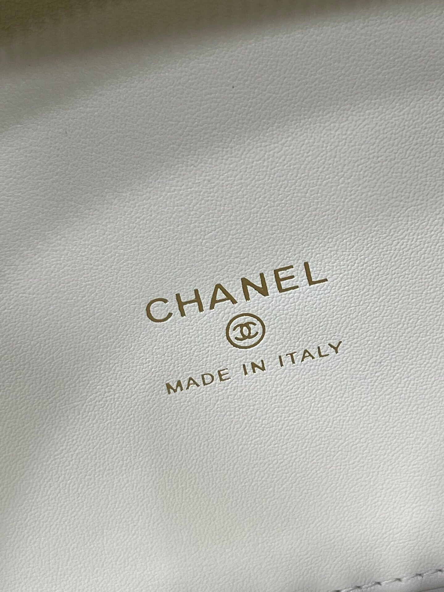 Chanel 25C Chain shell bag 18X16X6cm