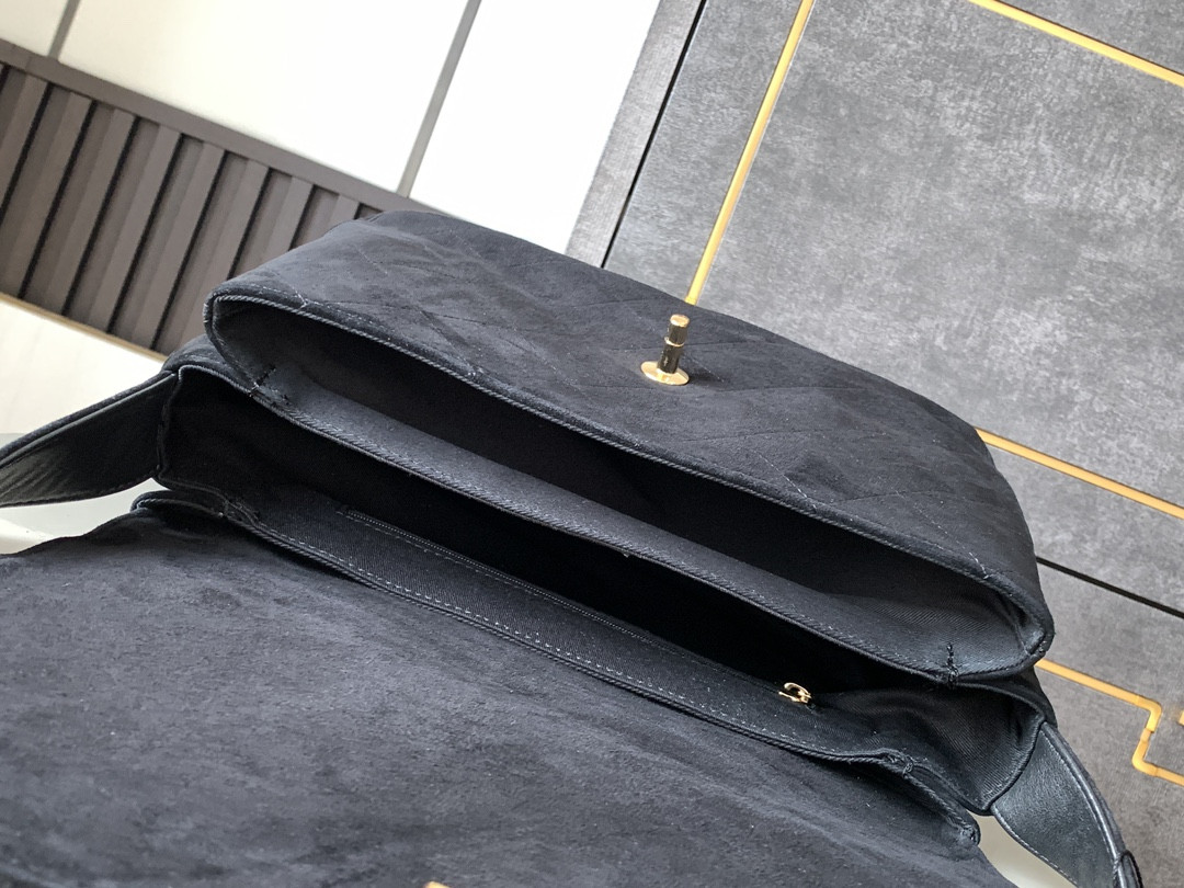 CHANEL Vintage bag 28x12.5x24cm