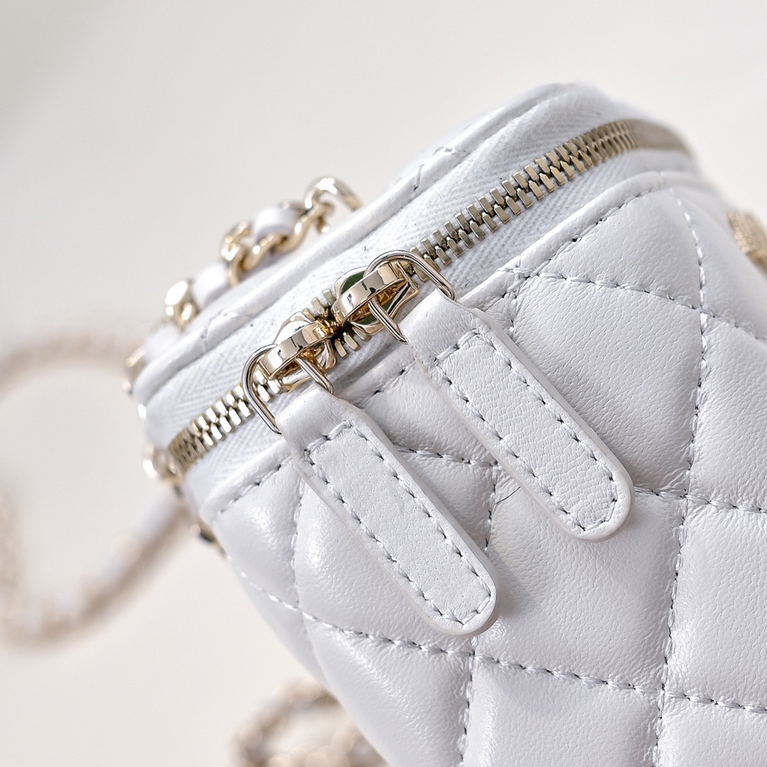 CHANEL Small Vanity with Chain 8.5x11x7cm