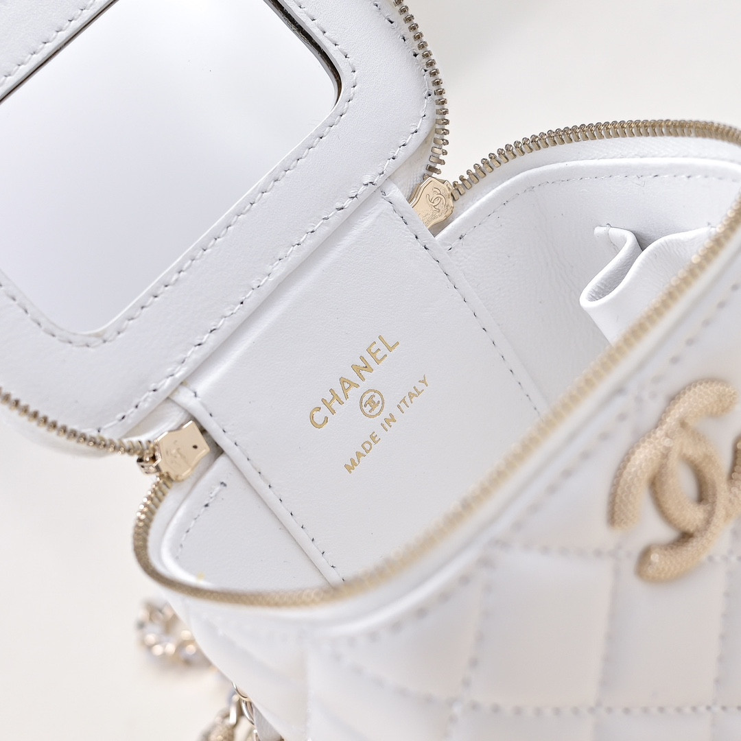 CHANEL Small Vanity with Chain 8.5x11x7cm