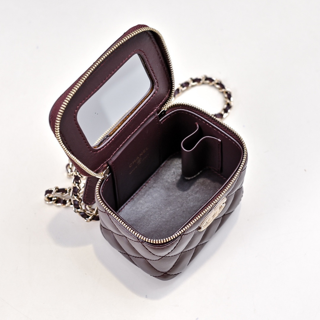 CHANEL Small Vanity with Chain 8.5x11x7cm