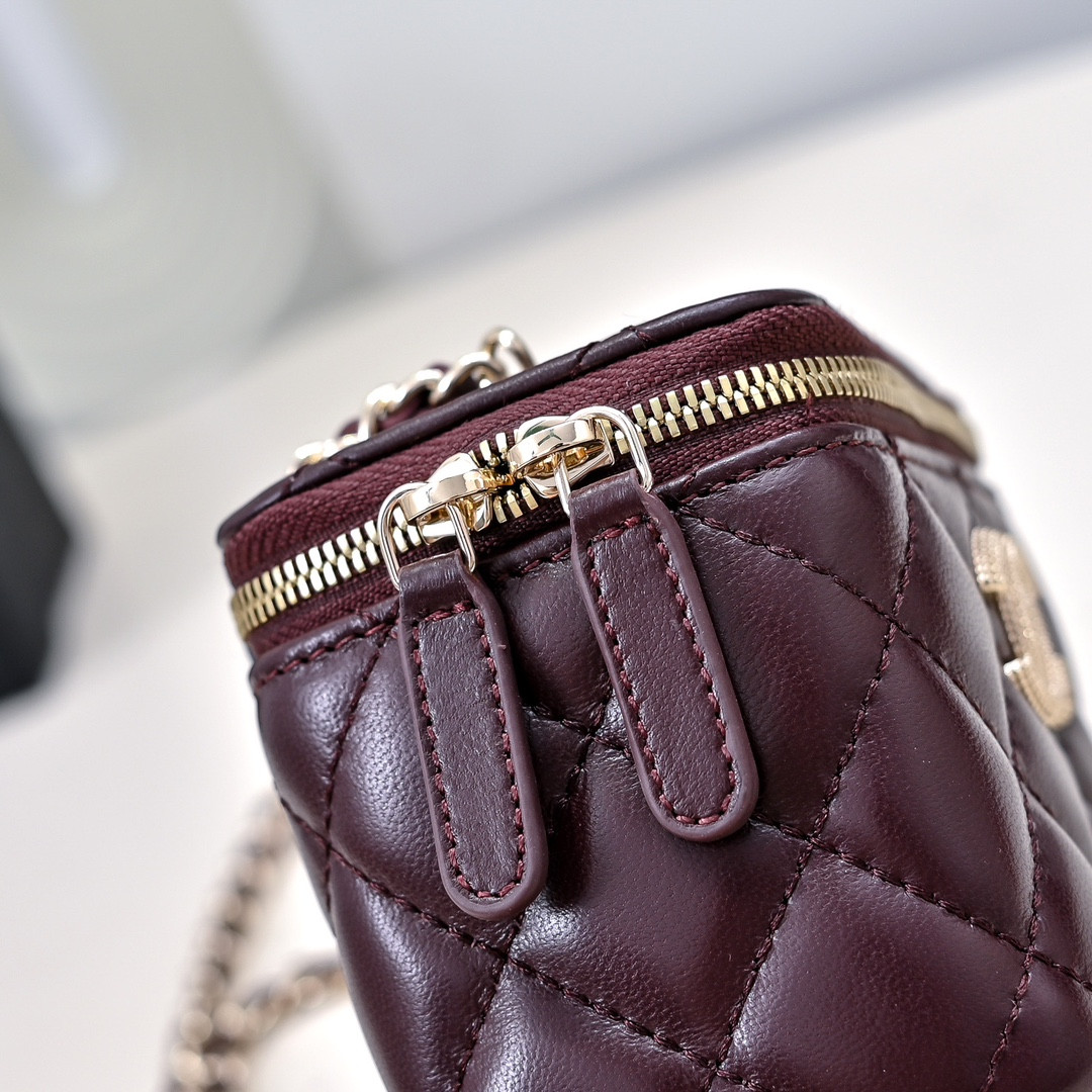 CHANEL Small Vanity with Chain 8.5x11x7cm