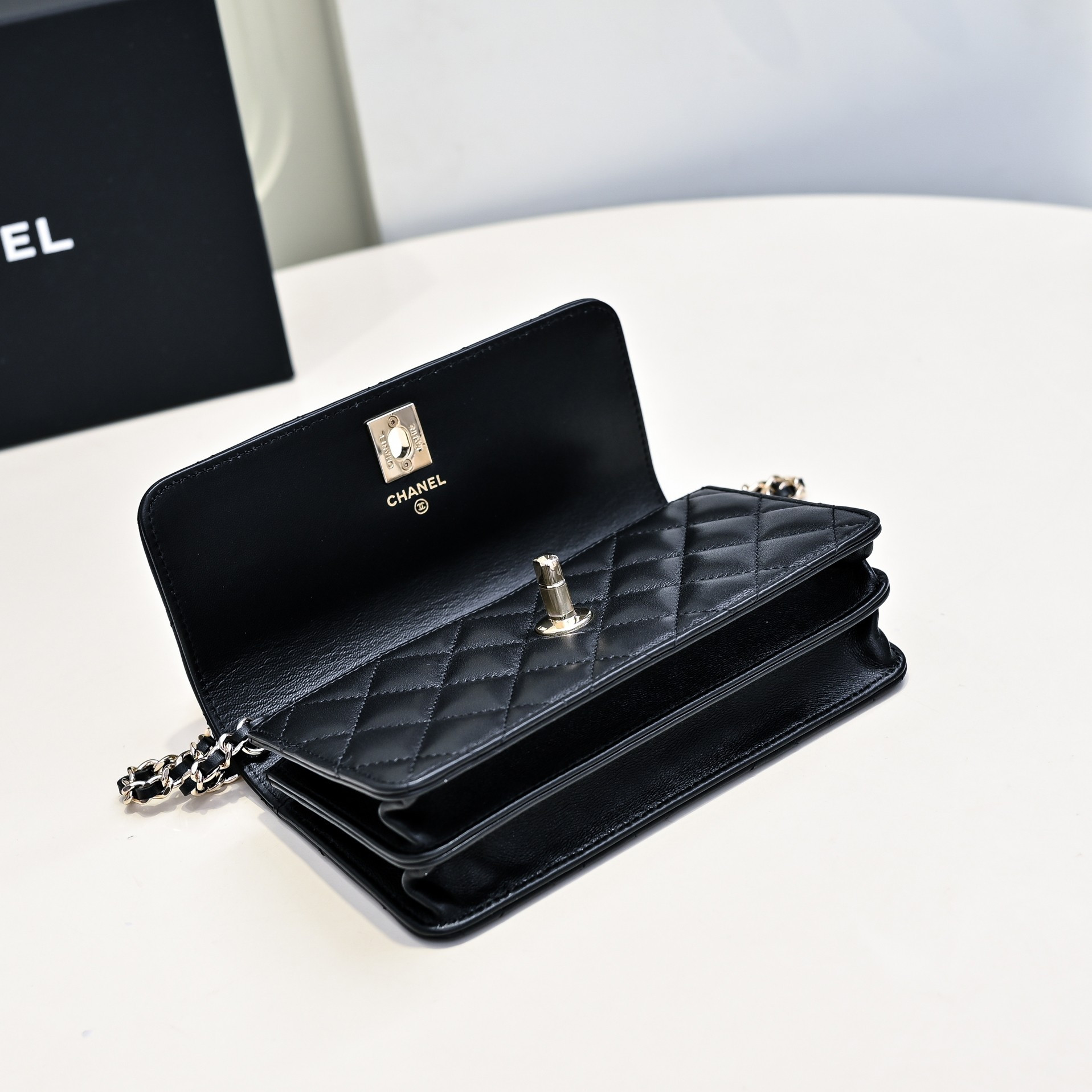 CHANEL Clutch with Chain 11x18.5x6cm