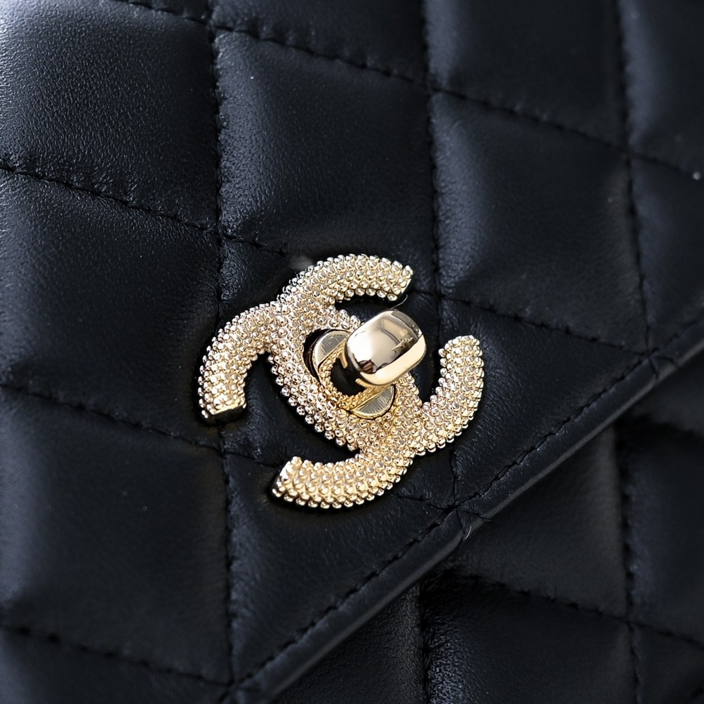 CHANEL Clutch with Chain 11x18.5x6cm