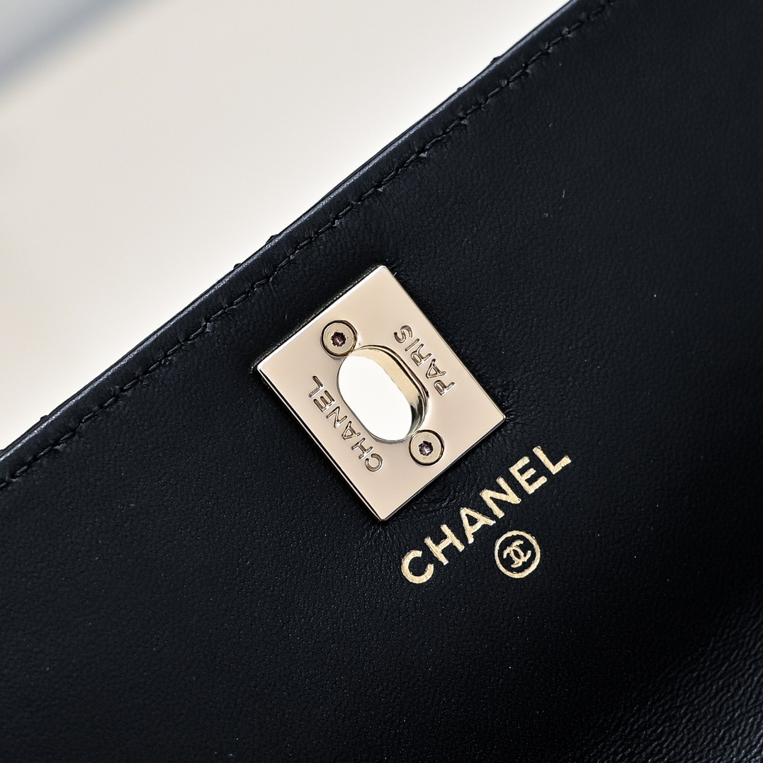 CHANEL Clutch with Chain 11x18.5x6cm
