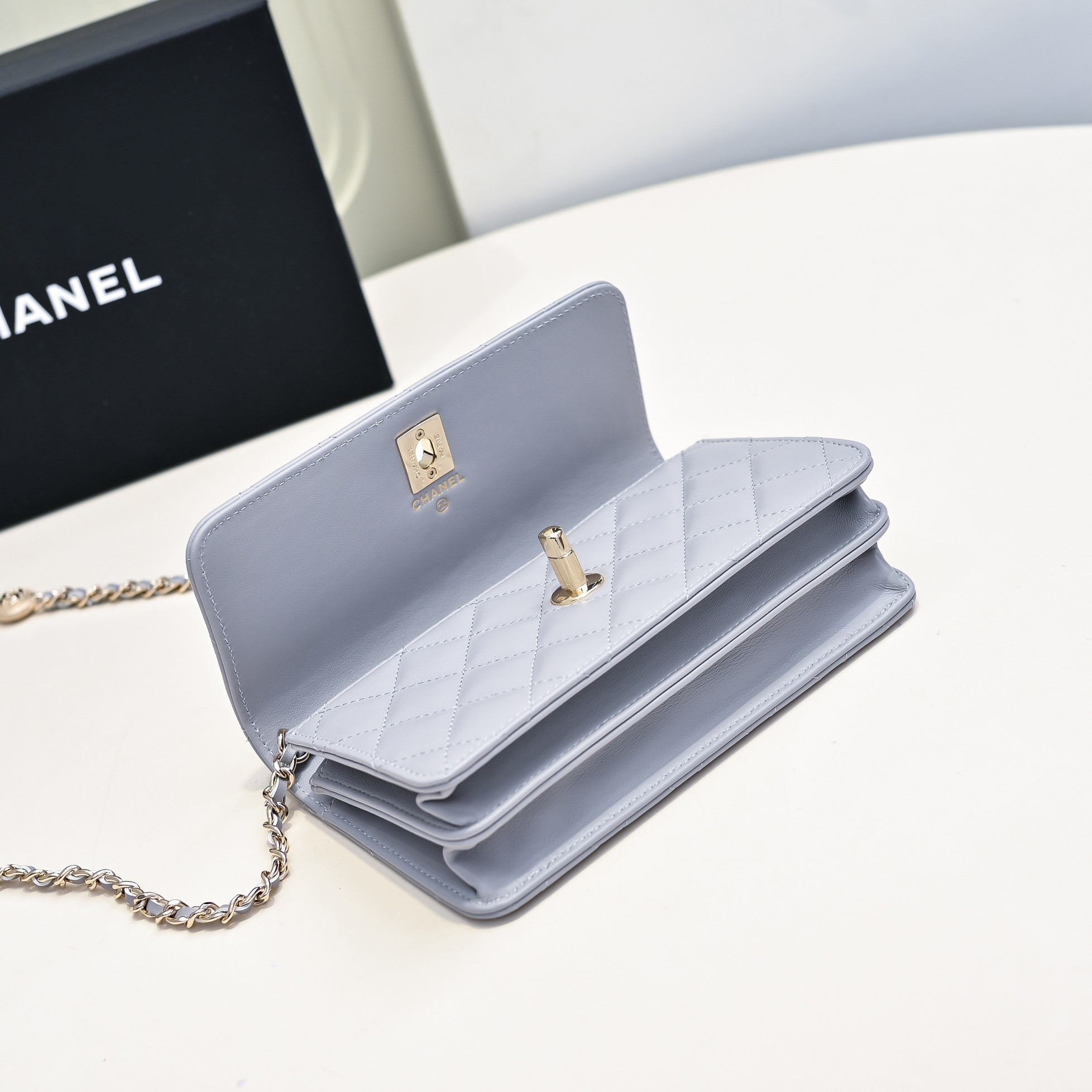 CHANEL Clutch with Chain 11x18.5x6cm